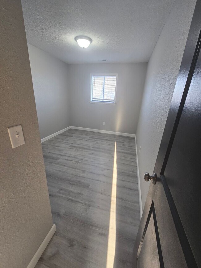 Building Photo - 2 Bedroom , 1 Bathroom Apartment!