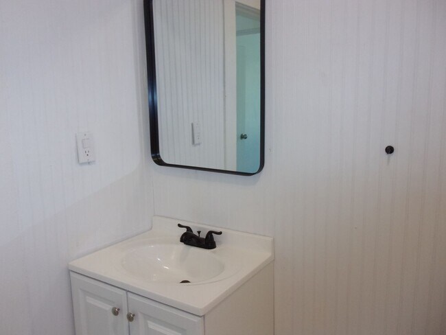 Building Photo - Fully Renovated 3 Bedroom 1 Bath Home
