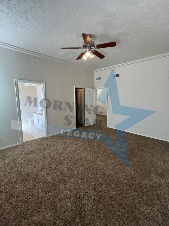 Building Photo - 3 Bedroom Home in Roadrunner Area!