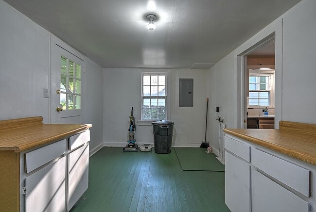 Building Photo - 608 Forest St