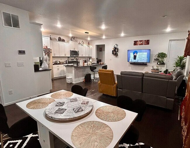 Building Photo - Senderos Creek 3bd paired home