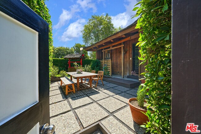 Building Photo - 201 S Larchmont Blvd