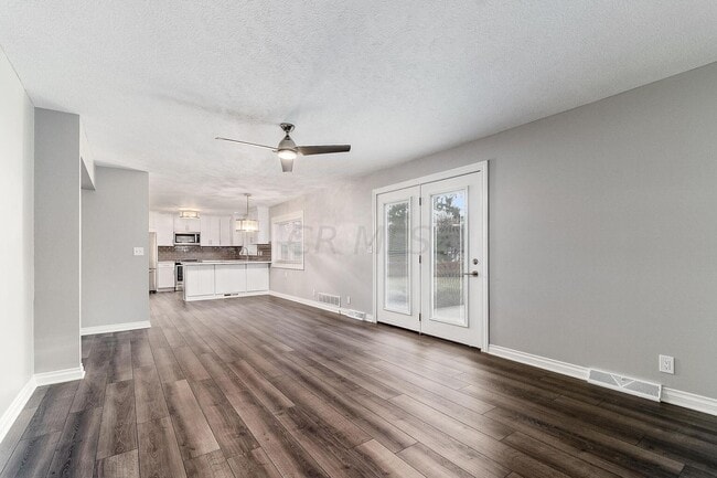 Building Photo - 2850 Pickwick Dr