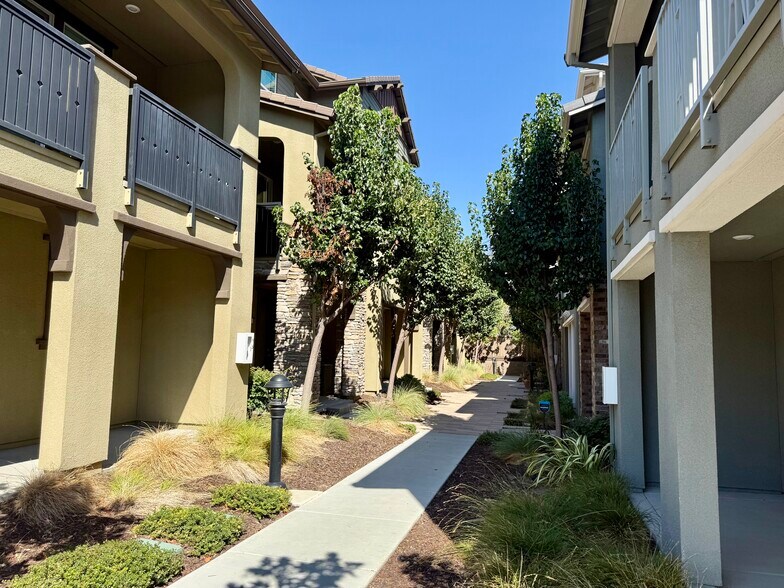 Building Photo - 204 Plum Tree St