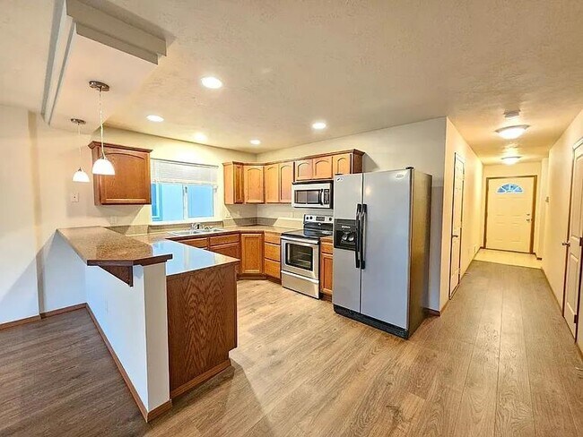 Building Photo - Garden Springs Duplex