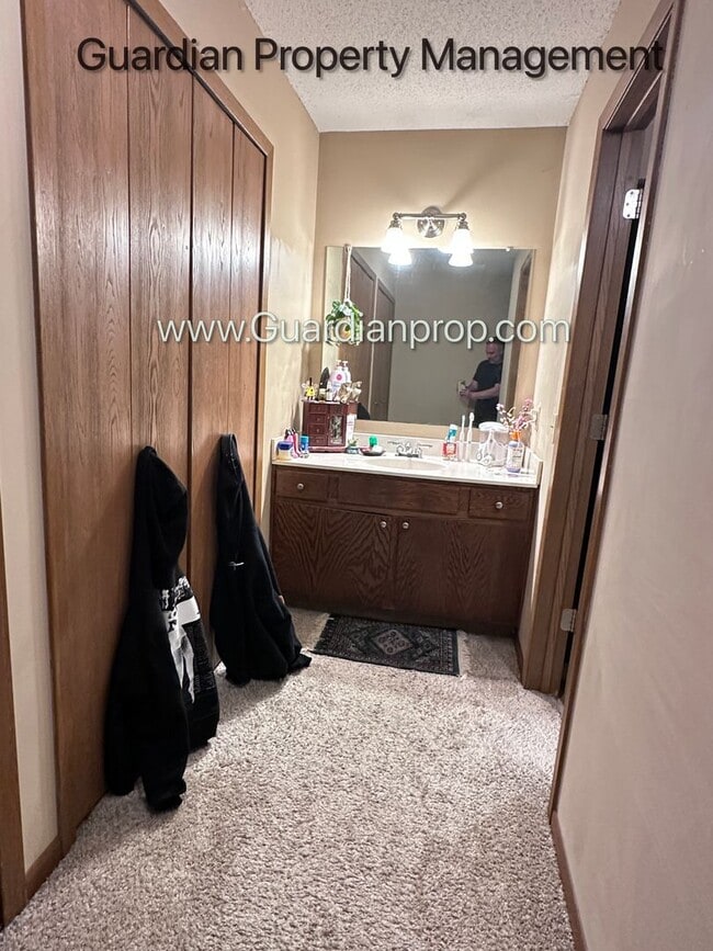 Building Photo - Plymouth Town Home, 1 Car Garage, Dishwasher, In Unit Laundry, Patio