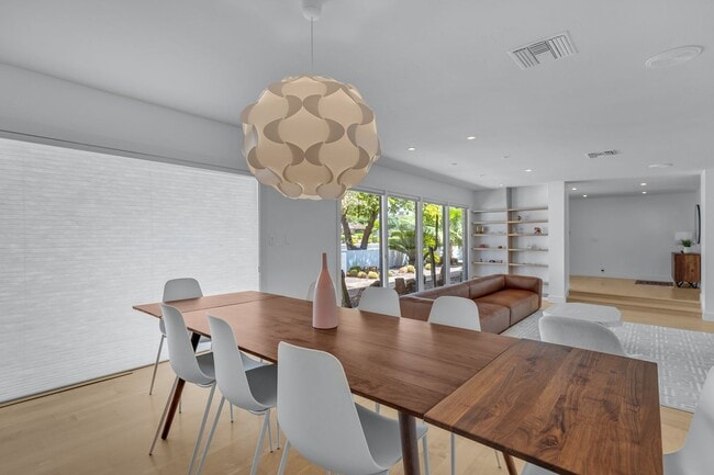 Building Photo - Mid-century modern home in Arcadia with pr...