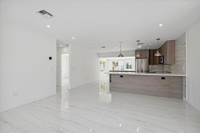 Building Photo - 2201 NE 9th Ave