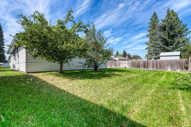 Building Photo - Beautifully renovated three bedroom with l...