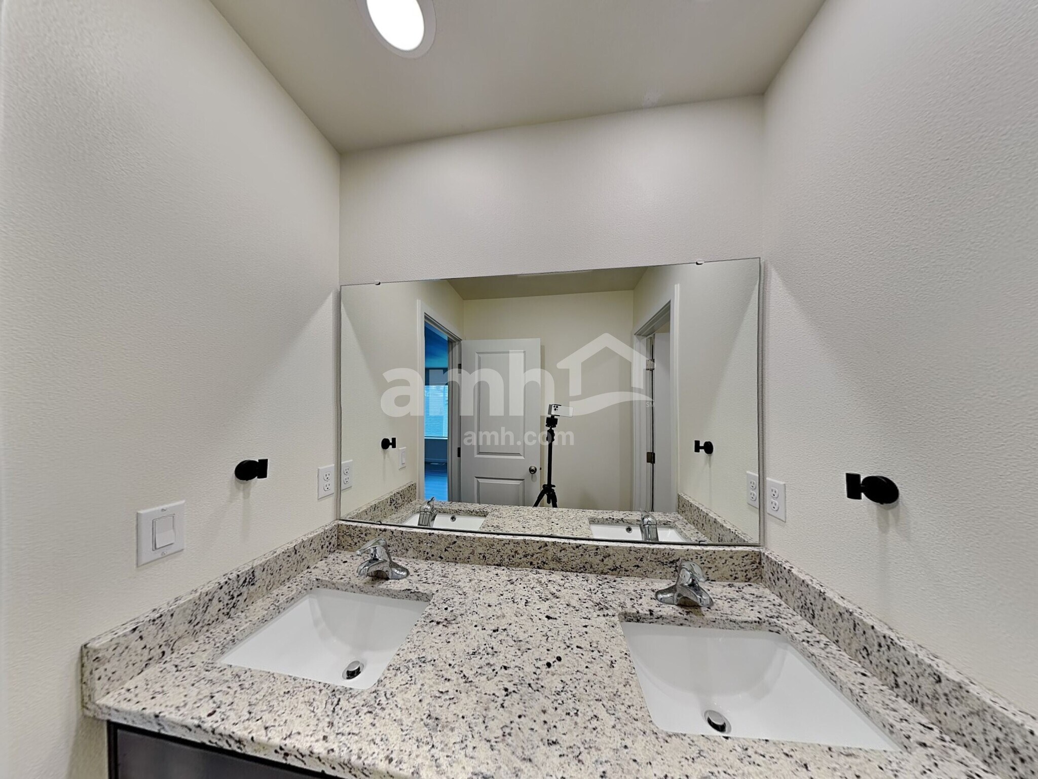 Building Photo - 1415 W 16th Ave