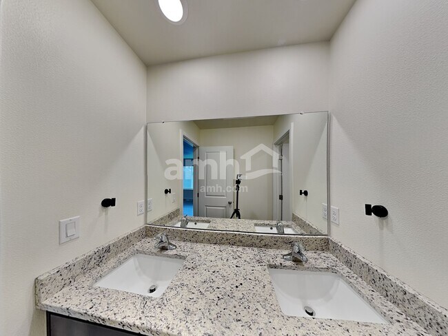 Building Photo - 1415 W 16th Ave