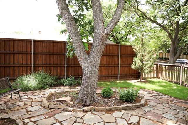 Building Photo - 2212 Tree House Ln