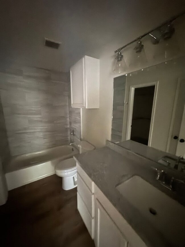 Building Photo - 3 bedroom, 2 bath