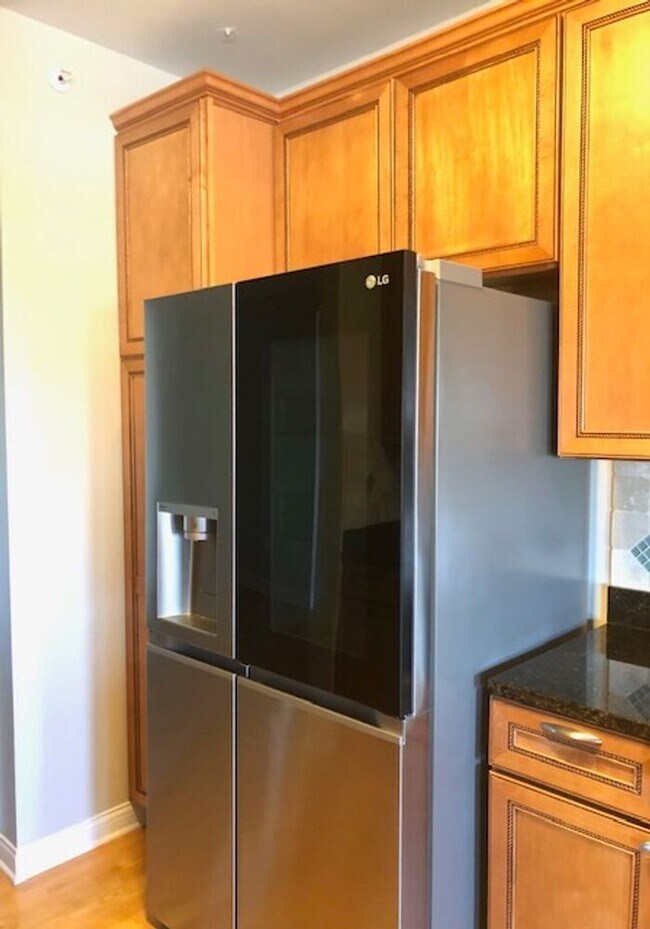 Building Photo - Top Floor Condo in Great Carmel Location!