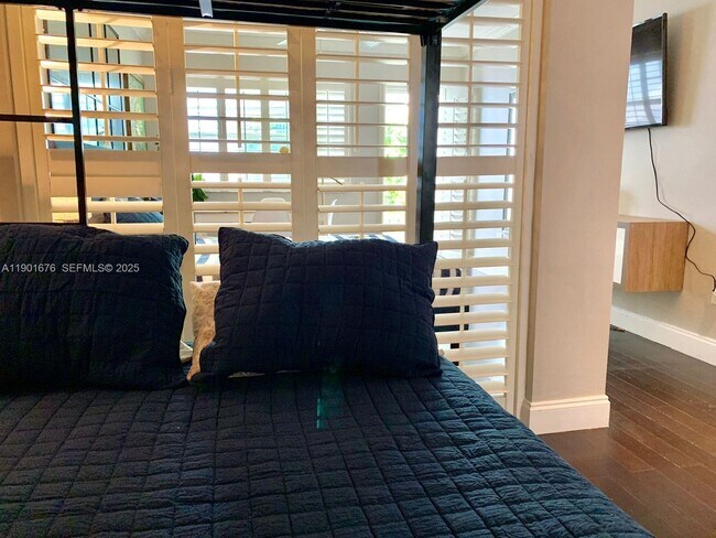 Building Photo - 825 Euclid Ave