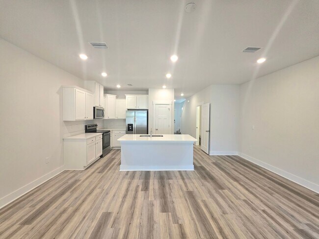 Building Photo - Spacious 3-Bedroom Townhouse