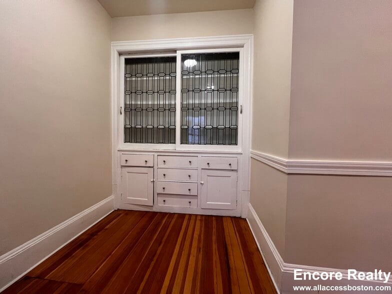 Building Photo - 1463 Beacon St