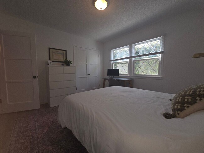 Building Photo - Mid-town Ventura 3 Bedroom 2 bath single level home