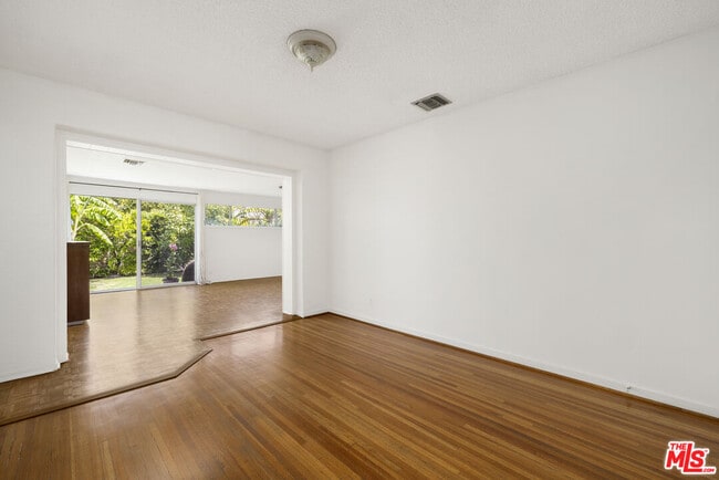 Building Photo - 256 S La Peer Dr