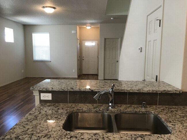 Building Photo - Well Maintained Spacious 4 BD Home with Gr...