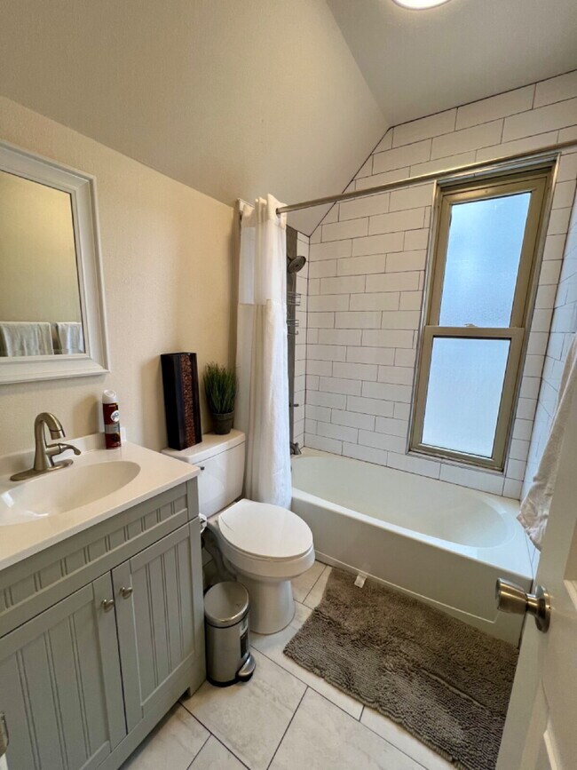 Building Photo - Short-term furnished apartment!