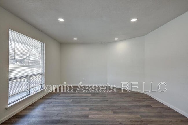 Building Photo - 1902 John F Kennedy St