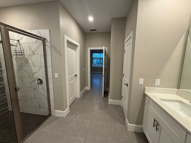 Building Photo - INCREDIBLE 4 Bedroom, 2 Bathroom Home in Poinciana!