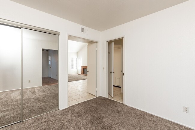 Building Photo - Lovely 4 bedroom Oceanside home!