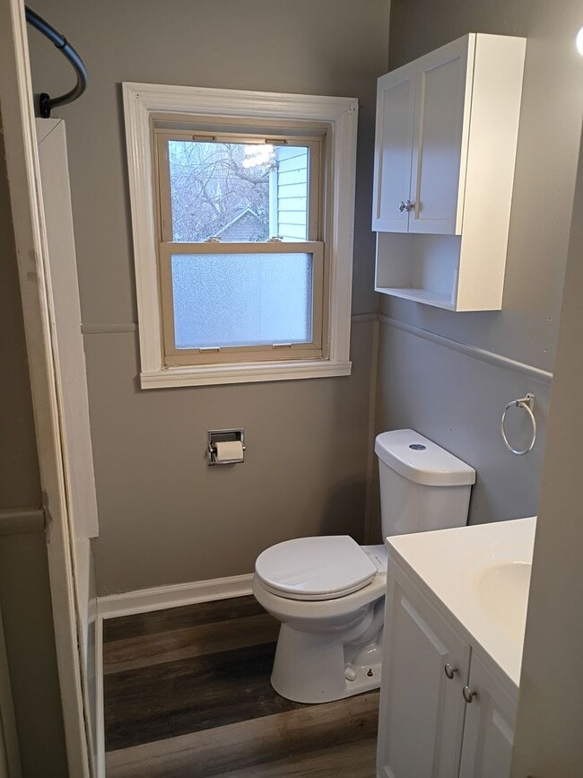 Building Photo - 3 Bed, 1 Bath w/2 bonus rooms - 5 min from Wright-Patt AFB, Cape Cod style in Riverside