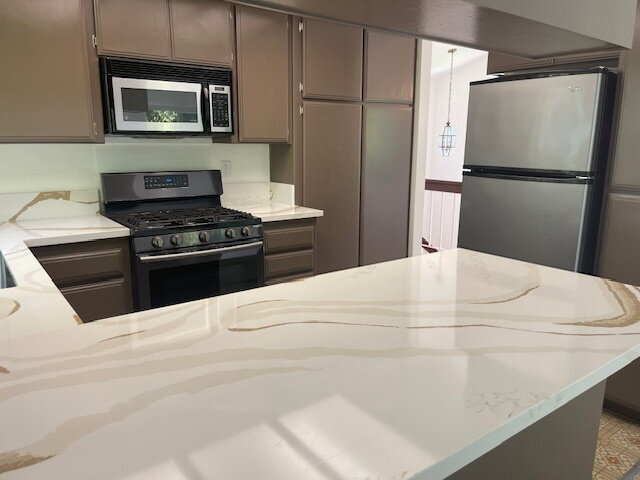 Building Photo - "Charming 3-Bed, 3-Bath Townhouse with Guest Suite & Fireplace in Carlsbad Oasis!"