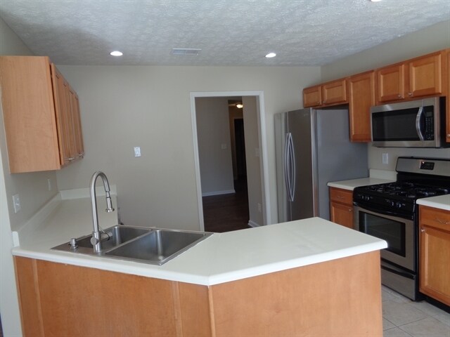 Building Photo - 840 James Ridge Dr