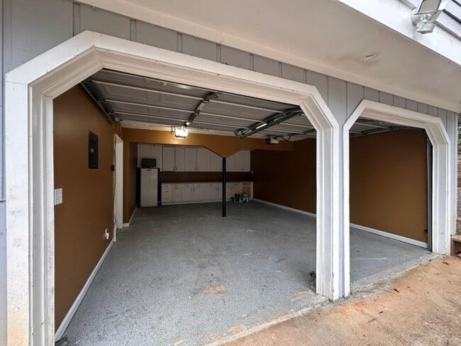 Building Photo - 10750 Plantation Bridge Dr