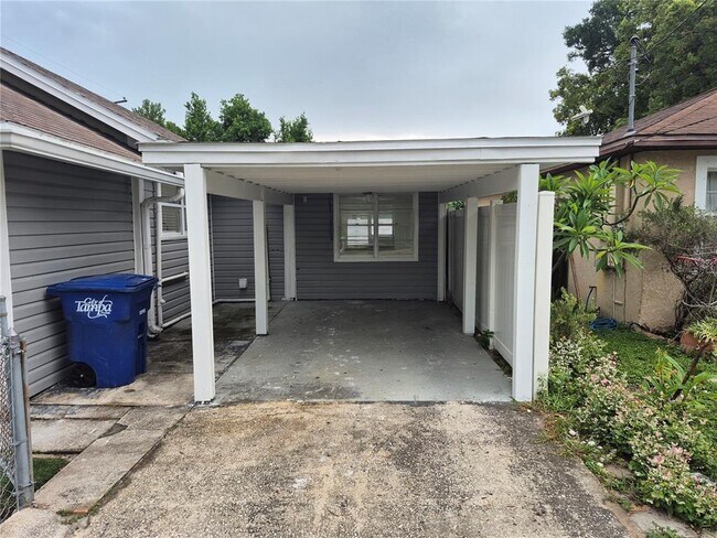 Building Photo - 1402 E Bougainvillea Ave