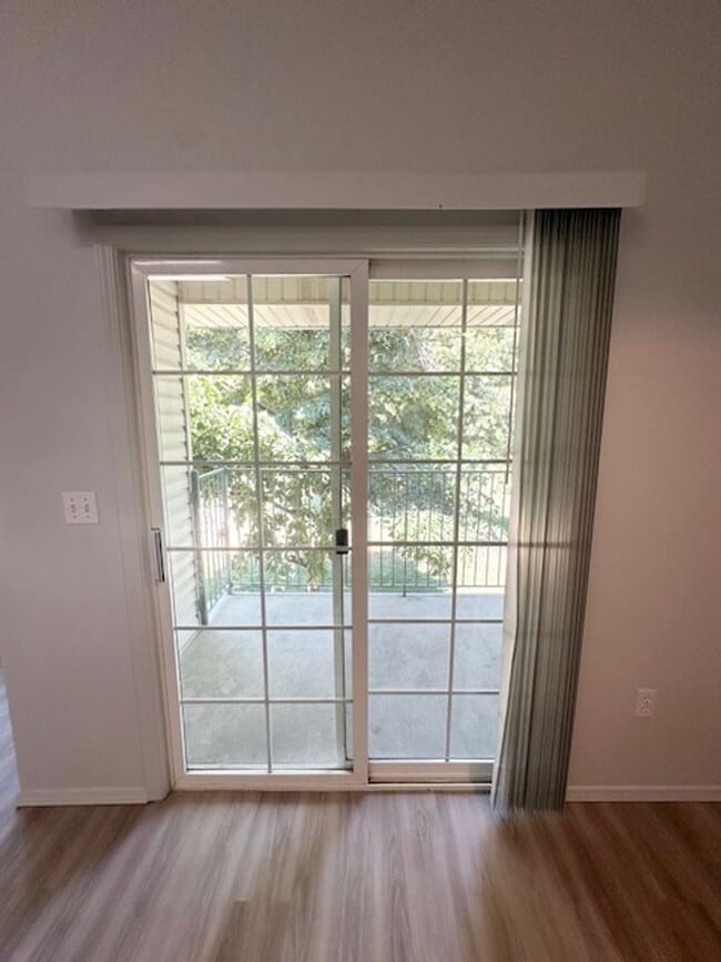 Building Photo - Fully renovated apartment in 2024 coming soon!