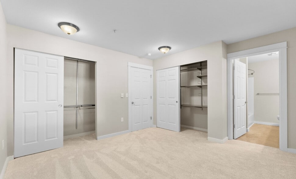 2 closets in primary bedroom - 25025 SE Klahanie Blvd