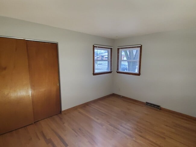 Building Photo - Brown Deer 3 bedroom ranch