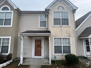 Building Photo - Townhouse For Rent in Virginia Beach