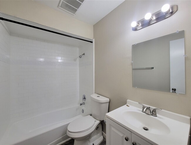 Building Photo - Charming Condo in Vista Del Sol!