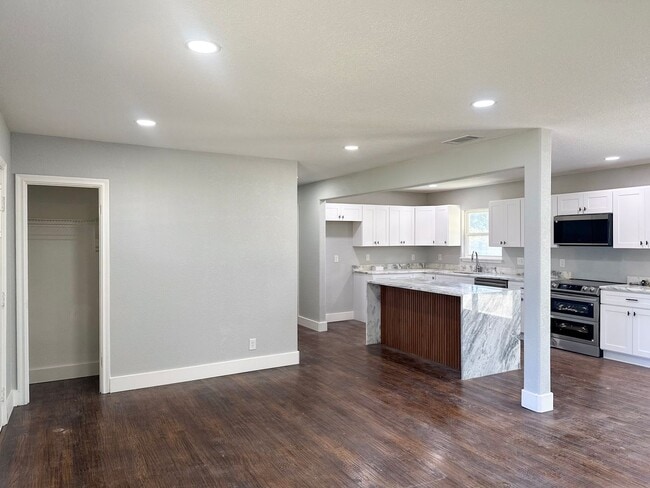 Building Photo - 4 Bedroom / 3 Full Bath / Huge Yard