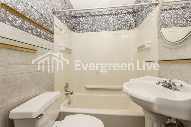 Building Photo - 124 E Lindberg Dr