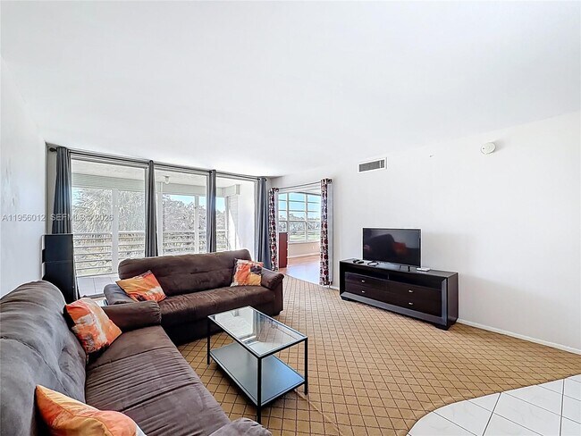 Building Photo - 605 Oaks Dr