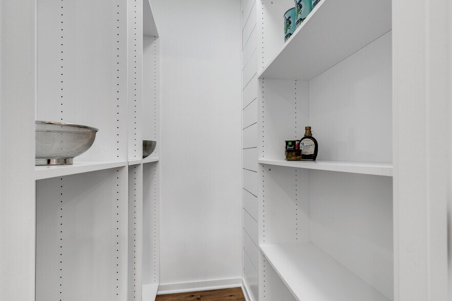 Building Photo - 9724 Brooks Dr