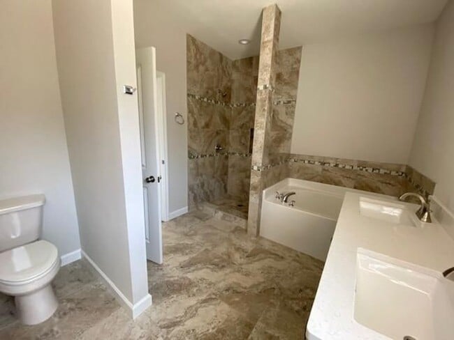 Building Photo - 3 Bedroom Brick Home with Modern Finishes!