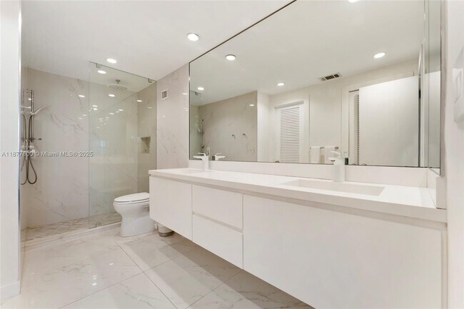 Building Photo - 1121 Crandon Blvd
