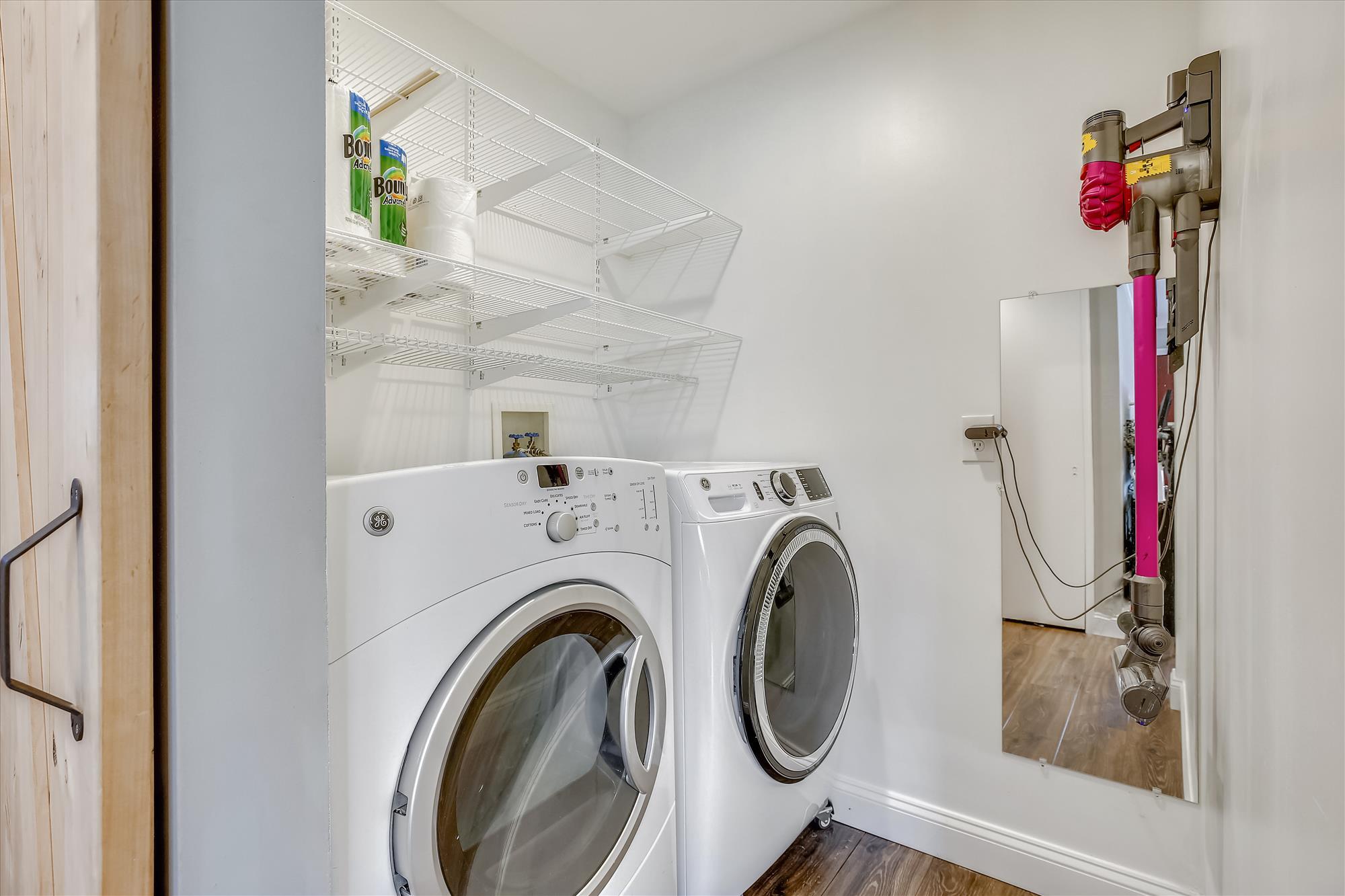Laundry room - 13810 Parkland Dr