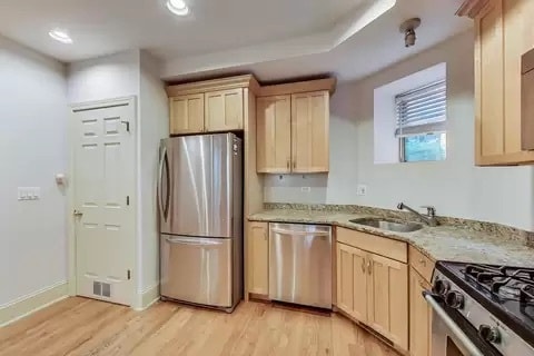 Kitchen - 4733 N Malden St