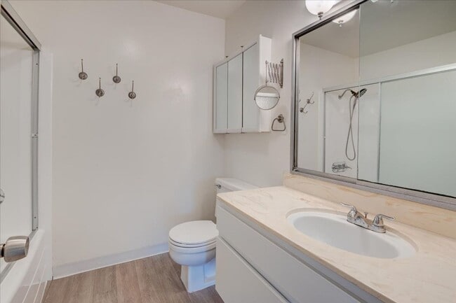 Building Photo - Fantastic 1 Bedroom Condo in Point Loma!!