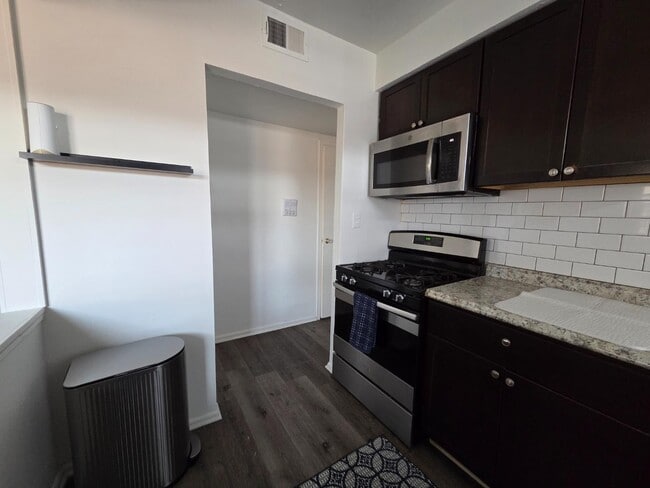 Building Photo - 3046 S Moreland Blvd