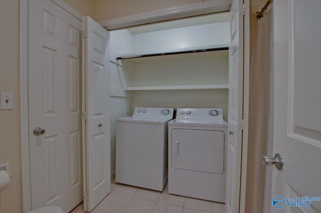 Building Photo - 3018 Live Oak Ln SW