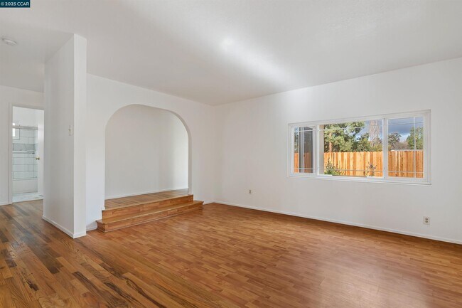 Building Photo - 2111 Shasta Dr